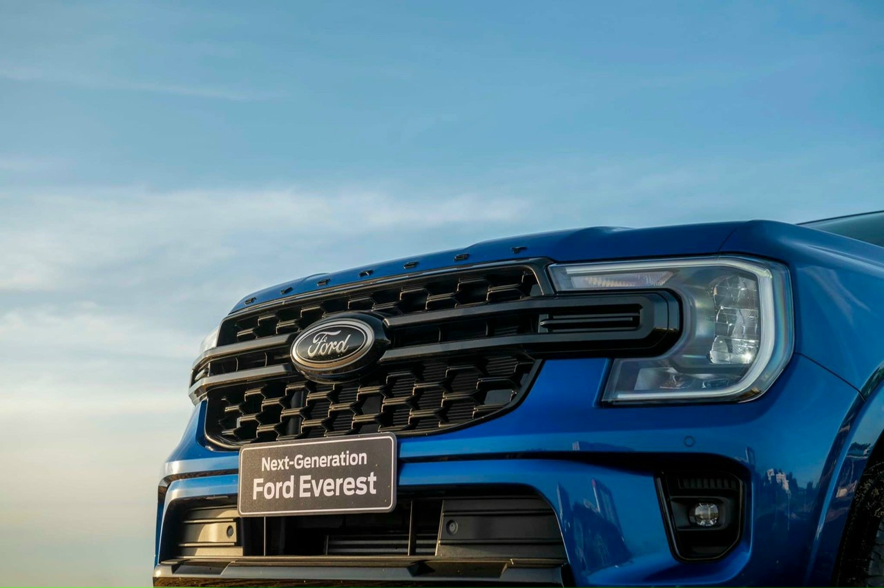 Ford Everest Sport màu xanh 2023
