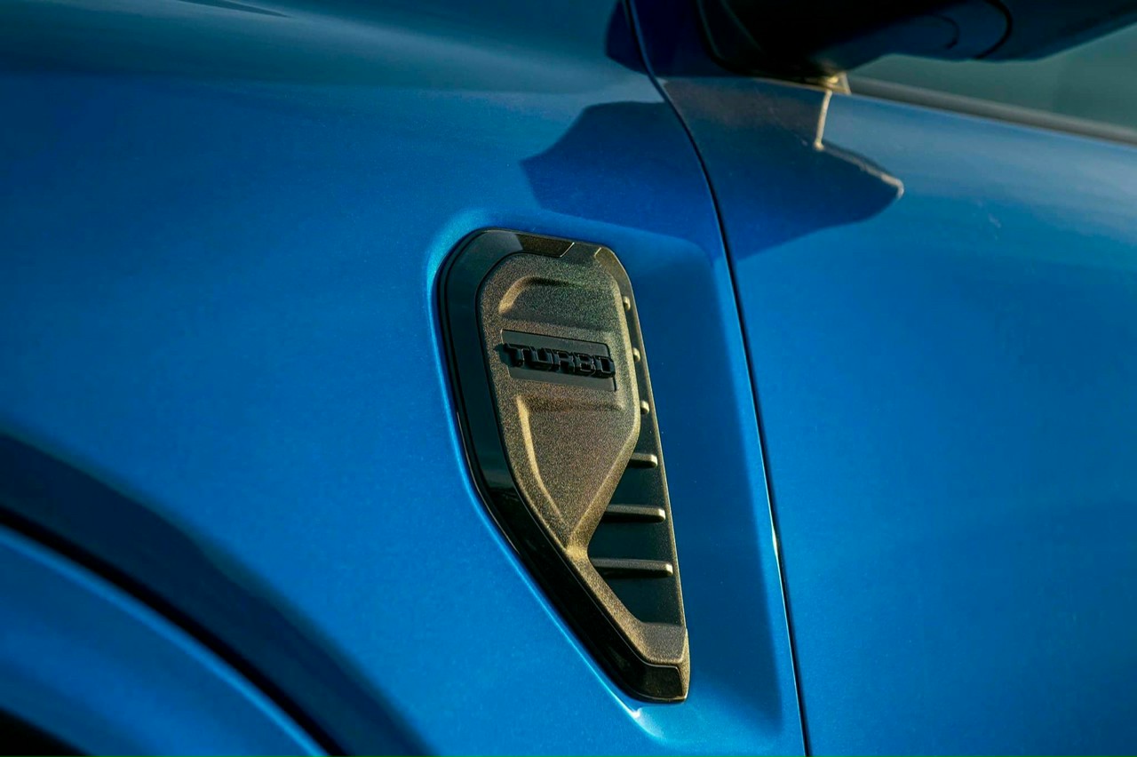 Hình ảnh thực tế Ford Everest màu xanh chỉ có ở phiên bản Everest Sport 2023